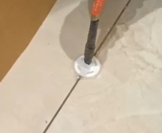 鄂州瓷砖空鼓维修公司专业解答瓷砖在铺贴过程中，如果没有涂抹均匀到位的粘结材料（如水泥砂浆或瓷砖胶），可能会导致以下问题