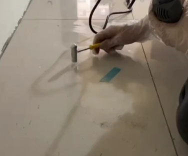 鄂州瓷砖开裂维修公司专业分享瓷砖在铺贴前如果没有沥干水分，将会导致以下问题